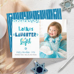 Cartão De Festividades Latkes Laughter Hanukkah Foto Moderna<br><div class="desc">"Latkes, riso e luz." Uma tipografia divertida e caprichosa, feita à mão, juntamente com uma estrela aleatória do padrão David em azul empoeirado, turquesa e talo em fundo branco, junto com a foto de sua escolha, ajuda você a insistir em Chanucá. Linhas brancas desenhadas à mão e uma Estrelas aleatórias...</div>