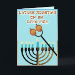 Cartão De Festividades Latkes Roasting em fogo aberto...<br><div class="desc">Uma tomada engraçada da música clássica de Natal. Latkes,  aquelas saborosas panquecas de batata,  estão sendo torradas sobre o "fogo aberto" da menorah Chanucá. O dentro diz "Ganhei sorvete azedo?",  o acompanhamento perfeito ao lado do molho de maçã.</div>