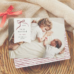 Cartão De Festividades Lazo Navideño | Feliz Navidad Tarjeta con Foto<br><div class="desc">Celebre esta temporada con nuestra tarjeta de navidad pessoal. Este diseño minimalista y moderno muestra su foto favorita como fondo, con un delicado recuadro blanco en forma de etiqueta en la esquina superior izquierda. Un lazo rojo dibujado a mano envuelve elegantemente el año en su interior, "Feliz Navidad", se encupós...</div>