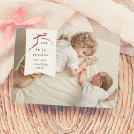 Cartão De Festividades Lazo Navideño | Feliz Navidad Tarjeta con Foto<br><div class="desc">Celebre esta temporada con nuestra tarjeta de navidad pessoal. Este diseño minimalista y moderno muestra su foto favorita como fondo, con un delicado recuadro blanco en forma de etiqueta en la esquina superior izquierda. Un lazo rojo dibujado a mano envuelve elegantemente el año en su interior, "Feliz Navidad", se encupós...</div>