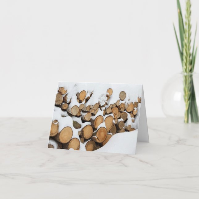 Cartão De Festividades Lenha Empilhada na Neve (Frente)