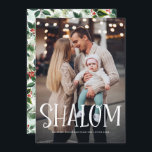 Cartão De Festividades Letra Branca de Shalom Foto Sobreposta Hanukkah<br><div class="desc">Feliz Hanukkah! Envie desejos de férias e saudações à família e aos amigos com este cartão plano de feriado fotográfico. Apresenta a camada de 'Shalom' e a folhagem de cor de água e o padrão de morangos vermelhos. Personalize adicionando nomes, mensagens e fotos. Este design está disponível como placa simples,...</div>
