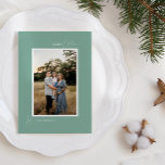 Cartão De Festividades Letra e Foto Minimalistas Verdes Boho<br><div class="desc">Este design da Carta Minimalista de Letra Retroativa Verde e Cartão de Férias apresenta um pano de fundo suave e legal de verde pastel mutado com um elegante pareamento de tipografia simples e um roteiro delicado que oferece saudações de "Feliz Natal" para a temporada. Este estilo mínimo adorável é uma...</div>