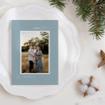 Cartão De Festividades Letra minúscula e foto azul retrô-boho<br><div class="desc">Este design da Carta Minimalista de Letra Azul Retro Boho e Cartão de Férias apresenta um pano de fundo macio e legal de azul empoeirado com um elegante pareamento de tipografia simples e um roteiro delicado que oferece saudações de "Feliz Natal" para a temporada. Este estilo mínimo adorável é uma...</div>