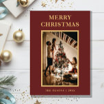 Cartão De Festividades Letra vermelha e foto de Natal clássico minimalist<br><div class="desc">Este clássico minimalista carta vermelha de natal e cartão de festas apresenta design moderno e minimalista que é elegante e simples. Quer você prefira uma aparência clássica e tradicional ou um estilo mais contemporâneo, com tipografia de ouro em fundo vermelho, você encontrará a carta perfeita para celebrar a temporada. Personalize...</div>