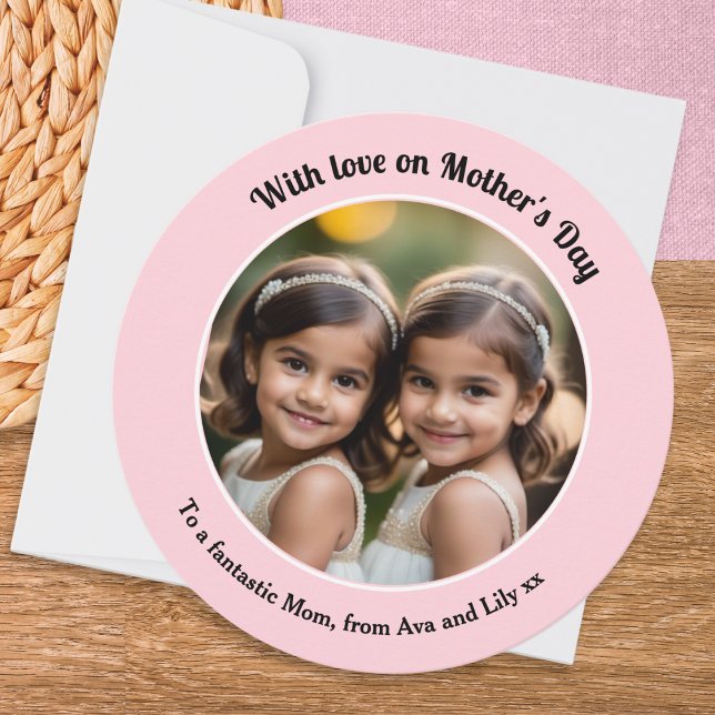 Cartão De Festividades Lindo Dia das Mães Redondo Simples Personalizado c (A simple, modern Mother's Day card featuring your own photo and message, with pretty pink border)