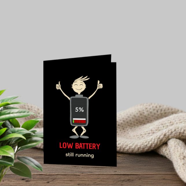 Cartão De Festividades Low Battery Still Running Funny Birthday Card (Criador carregado)