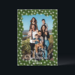 Cartão De Festividades Luzes de Cintilação de Pinheiro Verde Foto Persona<br><div class="desc">Ramagens de pinheiro verde com luzes de cintilação falsas emolduram este cartão de Natal de foto tornando-o super adorável com tipografia "Feliz Natal" e data na frente e espaço no verso para o seu sentimento natalino pessoal e nome da família para todos os seus familiares e amigos.</div>