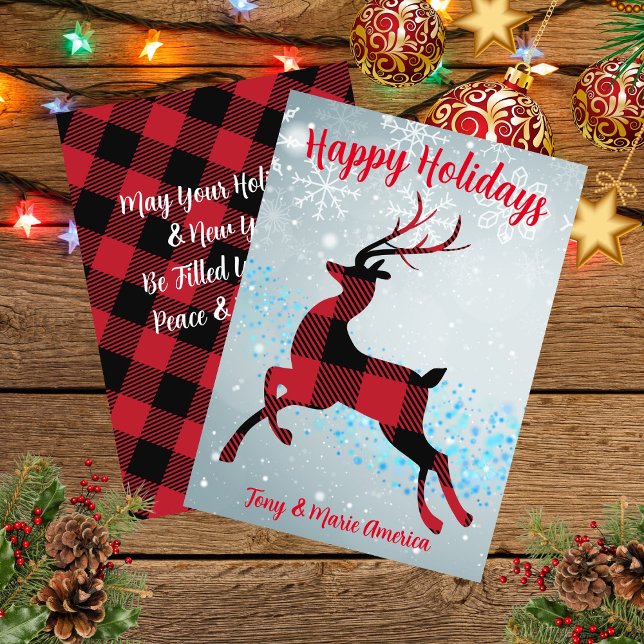 Cartão De Festividades Magia de Xadrez de Buffalo Feliz Feriados (Happy Holidays Buffalo Plaid Reindeer Magic Holiday Card)