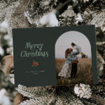 Cartão De Festividades Maldita Foto de Natal da Arca Verde Minimalista<br><div class="desc">Cartões de foto de Natal mínimo e limpo com um quadro de arco verde com um texto tipográfico que diz "natal alegre" com uma simples ilustração de bagas vermelhas.</div>