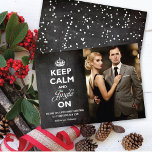 Cartão De Festividades Mantenha Calma E Jingle No Quadro De Chalkboard En<br><div class="desc">Mantenha Calma E Jingle No Quadro Preto,  Natais vintages Engraçados Cartão com fotos Feriado Covid. Concebido por gordura*fa*estanho. Fácil de personalizar com seu próprio texto,  foto ou imagem. Para pedidos personalizados,  entre em contato direto com o . Aplicam-se taxas personalizadas. www.zazzle.com/fat_fa_tin www.zazzle.com/color_therapy www.zazzle.com/fatfatin_blue_knot www.zazzle.com/fatfatin_red_knot www.zazzle.com/fatfatin_mini_me www.zazzle.com/fatfatin_design www.zazzle.com/fatfatin_ink</div>