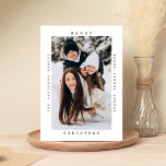 Cartão De Festividades Máquina de escrever minimalista - Feliz Natal - Um<br><div class="desc">Máquina de escrever mínima elegante | Feliz Natal - Cartões de natal fotográficos - Cartão com fotos Solteiro preto e branco</div>