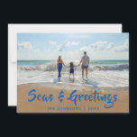 Cartão De Festividades Mares Azuis e Saudações |Beach Photo<br><div class="desc">Mande saudações festivas da praia com este cartão de férias do Mar e Saudações. Sua foto favorita de suas férias na praia tem uma sobreposição de texto azul de Seas & Saudações e seu nome de família. O reverso está no mesmo azul tropical.</div>