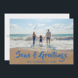 Cartão De Festividades Mares Azuis e Saudações |Beach Photo<br><div class="desc">Mande saudações festivas da praia com este cartão de férias do Mar e Saudações. Sua foto favorita de suas férias na praia tem uma sobreposição de texto azul de Seas & Saudações e seu nome de família. O reverso está no mesmo azul tropical.</div>