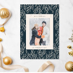 Cartão De Festividades Marinho Vintage de Natal Verde Dois Foto Vertical<br><div class="desc">Envie desejos quentes de feriado com um toque de charme de eterno com este Cartão de Férias Greenery de Marinho Vintage de Natal. Apresentando um fundo de marinho profundo adornado com sotaques verdes elegantes e espaço para duas fotos verticais, este cartão combina lindamente elementos clássicos de feriado com um sentimento...</div>