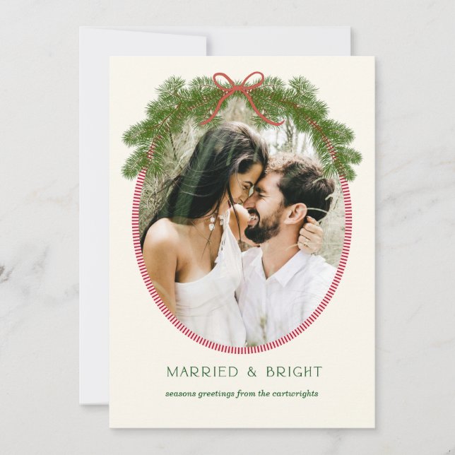 Cartão De Festividades Married & Bright Newlywed Pine Wreath Photo Card (Frente)