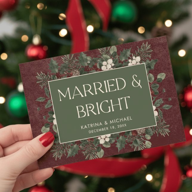 Cartão De Festividades Married & Bright Winter Berries & Pine Burgundy (Criador carregado)