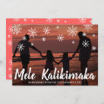 Cartão De Festividades Mele Kalikimaka Hawaiian Beach Foto de Natal<br><div class="desc">Mande o festival de alegria com um cartão de Natal bonito com a saudação escrita à mão no Havaí "Mele Kalikimaka" e flocos de neve desenhados em giz sobre a sua foto favorita de férias da família. A parte de trás tem um padrão de flocos de neve sobre uma cor...</div>