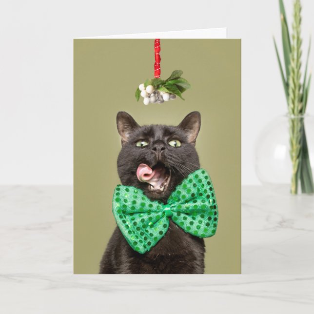 Cartão De Festividades Merry Christmas Cat in Bow Tie Under Mistletoe (Frente)