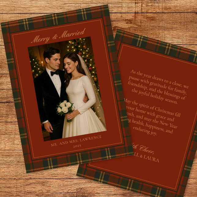Cartão De Festividades Merry & Married Newlywed Plaid Christmas Photo (Criador carregado)