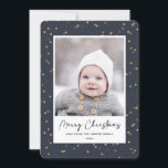 Cartão De Festividades Minimalista da cobertura de estrelas Dourada azul<br><div class="desc">Enviar cartões de natal personalizáveis e personalizados a amigos, colegas e familiares em cartões com fotos simples, minimalistas, elegantes, divertidos, festivos e modernos! Uma bela variedade de estrelas douradas de inverno sobre fundo azul-marinho rodeia sua foto em papel redondo. A saudação "Feliz Natal" está escrita em caligrafia elegante, e abaixo...</div>