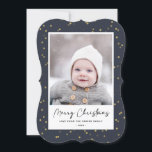 Cartão De Festividades Minimalista da cobertura de estrelas Dourada azul<br><div class="desc">Enviar cartões de natal personalizáveis e personalizados a amigos, colegas e familiares em cartões com fotos simples, minimalistas, elegantes, divertidos, festivos e modernos! Uma bela variedade de estrelas douradas de inverno sobre fundo azul-marinho rodeia sua foto em papel de forma colchete. A saudação "Feliz Natal" está escrita em caligrafia elegante,...</div>