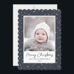 Cartão De Festividades Minimalista da cobertura de estrelas Dourada azul<br><div class="desc">Enviar cartões de natal personalizáveis e personalizados a amigos, colegas e familiares em cartões com fotos simples, minimalistas, elegantes, divertidos, festivos e modernos! Uma bela variedade de estrelas de inverno douradas sobre fundo azul-marinho rodeia sua foto em papel de borda redonda. A saudação "Feliz Natal" está escrita em caligrafia elegante,...</div>
