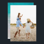 Cartão De Festividades Mínimo moderno de 1 foto de Natal<br><div class="desc">design de cartão de natal na moda com a combinação de tendências de fontes em negrito e script,  espaço para a sua foto escolhida na frente com a praia e o gráfico do mar ao contrário</div>