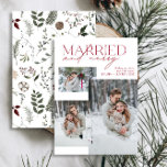 Cartão De Festividades Mínimo Vermelho Casado e Feliz Foto recém-casada<br><div class="desc">Apresentando nosso novo e espantoso Cartão de Feriado de Foto, Casado Vermelho e Feliz, Minimalista: um design moderno com tipografia elegante e três carinhosas fotos de casamento, em vermelho e branco festivos. A frente minimalista é complementada por um padrão botânico quente e festivo de aquarela no dorso, com vegetação, eucalipto,...</div>