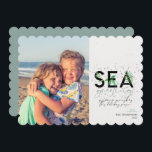 Cartão De Festividades Modern Beach Sea Saudações Aqua Foto de Natal<br><div class="desc">Um cartão de férias moderno com uma mensagem mínima simples que diz "saudações marítimas" com palmas combinadas com tipografia escrita à mão. Personalize com seus nomes e sua foto favorita. Imagem de Vitolda Klein no Unsplash</div>