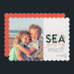 Cartão De Festividades Modern Beach Sea Saudações Coral Foto de Natal<br><div class="desc">Um cartão de férias moderno com uma mensagem mínima simples que diz "saudações marítimas" com palmas combinadas com tipografia escrita à mão. Personalize com seus nomes e sua foto favorita. Imagem de Vitolda Klein no Unsplash</div>