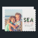 Cartão De Festividades Modern Beach Sea Saudações Coral Foto de Natal<br><div class="desc">Um cartão de férias moderno com uma mensagem mínima simples que diz "saudações marítimas" com palmas combinadas com tipografia escrita à mão. Personalize com seus nomes e sua foto favorita. Imagem de Vitolda Klein no Unsplash</div>