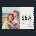 Cartão De Festividades Modern Beach Sea Saudações Foto de Natal Verde<br><div class="desc">Um cartão de férias moderno com uma mensagem mínima simples que diz "saudações marítimas" com palmas combinadas com tipografia escrita à mão. Personalize com seus nomes e sua foto favorita. Imagem de Vitolda Klein no Unsplash</div>