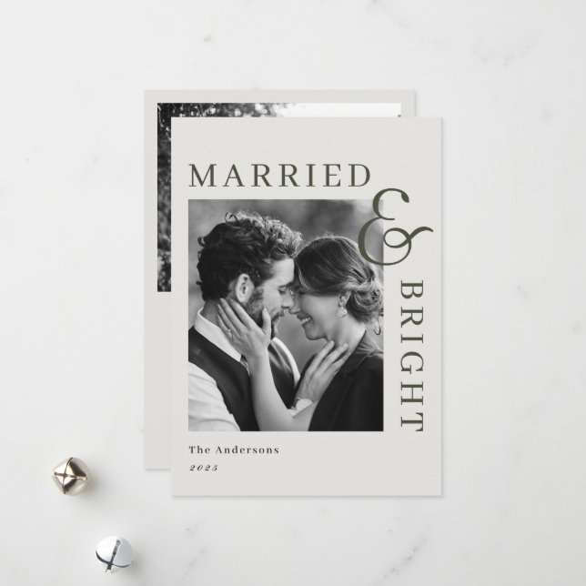 Cartão De Festividades Modern Classic Sage Typography Married and Bright (Frente/Verso In Situ)