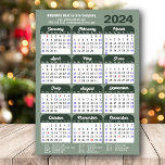 Cartão De Festividades Modern Sage Green 2024 Calendar Business Simples<br><div class="desc">Cartão de Feriado de Ano Novo Minimalista Verde de Calendário Moderno 2024. Todos os textos estão pré-organizados para que você personalize fácil e rapidamente com seus próprios detalhes. Desejo a todos um Feliz Feriado e um Incrível Ano Novo! Para muitos outros designs de cartão, visite (Cartões de natal) https://www.zazzle.com/collections/119095696689680604 (Cartões...</div>