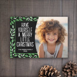 Cartão De Festividades Moderno Botânico Feliz Natal Foto Preta<br><div class="desc">Um olhar moderno para um cartão com fotos de férias. Frente - Um simples arco borda a foto com um fundo preto e verde e um Cartões de natal de fonte simples e grande. As folhas botânicas estão incluídas no fundo. Volta - Um padrão botânico moderno com folhas e bagas....</div>