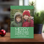 Cartão De Festividades Moderno Feliz Natal HNY 1 Foto Horizontal MCM<br><div class="desc">Verdes de Natal — Adicione uma foto horizontal a esta design mínima com uma cor verde suave e um padrão moderno de meio século no verso. A tipografia é moderna e simples com uma fonte de aparência manuscrita para adicionar seu nome de família.</div>