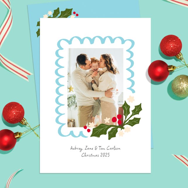 Cartão De Festividades Moldura Festiva Azul com Holly One Foto (Icy blue scallops frame a personal picture on this festive holly themed Christmas photo card)