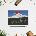 Cartão De Festividades Montagem Rainier com Capas de Neve com Santa Hat<br><div class="desc">Placa de cartões de natal de Natal,  estilo Northwest pacífico,  que apresenta uma imagem cênica e fotográfica de neve captada Monte Rainier vestindo um chapéu vermelho de Santa. Selecione o estilo de conclusão do cartão de saudação.</div>