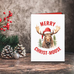 Cartão De Festividades Moso-de-Cristo Engraçado, alce-de-natal<br><div class="desc">Aceite o espírito de Natal com o nosso charmoso cartão de Natal, com um alce carinhoso a fazer um chapéu de Papai Noel na frente, acompanhado de uma saudação punny de "alce Cristo". Dentro, você encontrará um verso animador que captura a essência da estação com um pouco de trocadilho também....</div>