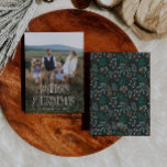 Cartão De Festividades Natais vintages Foto Vertical Botânica<br><div class="desc">Cartão com fotos festivo e natal vintage com fonte tipográfica que diz "Feliz Natal". Adicione sua foto de família vertical. A parte de trás do cartão desenhou à mão ilustrações de botânicos de inverno.</div>