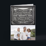 Cartão De Festividades Natal da Escritura de Chalkboard<br><div class="desc">Personalizar este item Verso da Bíblia de Natal com Escritura de Passagem de Isaiah 9:6... Para nós é dado um filho: E o seu nome deve ser chamado Maravilhoso, Conselheiro, O DEUS MELHOR, O Pai eterno, O Príncipe da Paz. ~Isaiah 9:6 cinzas escuras e quadro negro com gráfico de texto...</div>