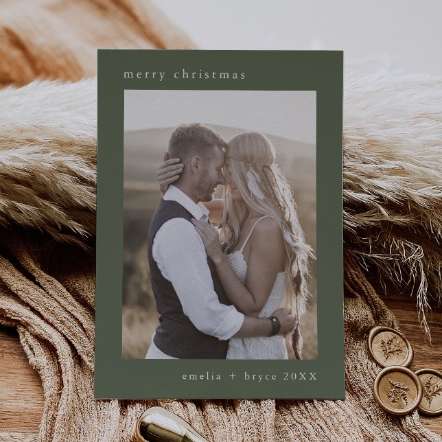 Cartão De Festividades Natal da Família Boêmia Verde da EMELIA (EMELIA Green Bohemian Xmas Family Photo Christmas Holiday Card)