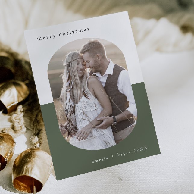 Cartão De Festividades Natal da família criativa de Oval Verde da EMELIA (EMELIA Green Oval Creative Family Photo Christmas Holiday Card)