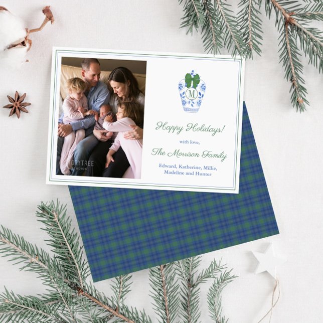 Cartão De Festividades Natal da Família de Arcos Verdes Monogramas Elegan (Elegant ginger jar monogram family photo holiday cards with blue and green tartan backer)