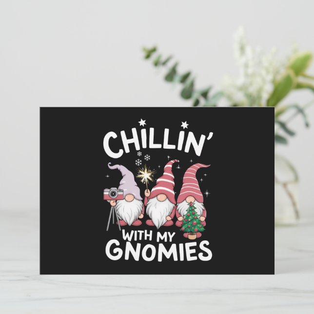 Cartão De Festividades Natal da Família Gnome Relaxando Com Meus Gnomos (Em pé/Frente)
