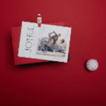 Cartão De Festividades Natal da família minimamente alegre moderna<br><div class="desc">Bem-vindos às férias deste ano com um moderno Mínimo Joyful Family Photo Christmas Card (Cartão de Férias de Natal para a Família) que captura aquele momento perfeito de alegria com uma família próxima. Este cartão branco e preto é a perfeita incorporação do estilo moderno e minimalista que desejamos. Linhas limpas...</div>