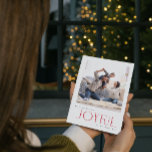 Cartão De Festividades Natal da família vermelha moderna e alegre<br><div class="desc">Bem-vindos às férias deste ano com um moderno Mínimo Joyful Red Family Photo Christmas Foliday Card que captura aquele momento perfeito de alegria com uma família próxima. Esta carta branca e vermelha de canas é a perfeita incorporação do estilo moderno e minimalista que desejamos. Linhas limpas na tipografia e edição...</div>