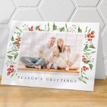 Cartão De Festividades Natal da Folhagem de Berry Holly Botânica da Aquar<br><div class="desc">O design é composto por botânicos folícolas verdes modernos em aquarela. Adicionar família personalizada ou foto de animal de estimação. Adicione o nome da família e o ano.</div>