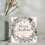 Cartão De Festividades Natal de Foliage de Flores Selvagens Modernas<br><div class="desc">Bem-vindos às férias - com o mínimo perfeito de festas de férias! Nosso Cartão de Natal de Manuscrito de Folhagem de Flor Selvagem Mínima Moderno é a maneira perfeita de compartilhar um pouco de alegria festiva nesta temporada de festas. Trata-se de uma estética mínima moderna, com tons quentes e úmidos...</div>